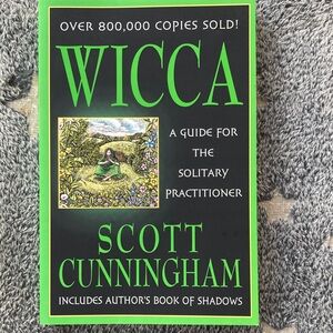 Wicca: A Guide for the Solitary Practitioner by - Green and Black